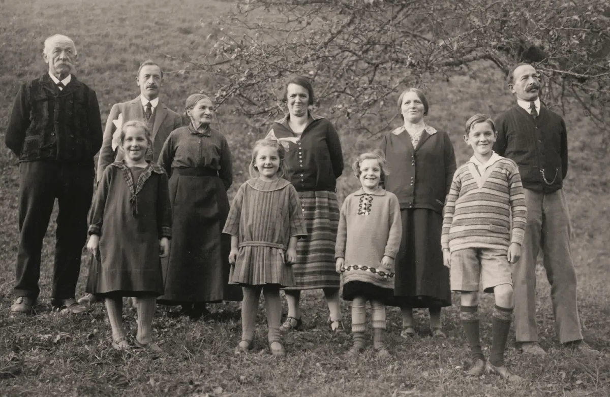 Die Familie Bühler etwa 1925: Die Erwachsenen in der hinteren Reihe sind von links Emil Bühler-Schaufelberger, Adolf Bühler, Anna Bühler-Schaufelberger, (unbekannt), Martha Bühler-Vontobel, Emil Bühler-Vontobel. Die Kinder in der vorderen Reihe sind von links Nelly Bühler, Marta Bühler, (unbekannt) und (unbekannt). schwarz-weiss Foto einer Familie